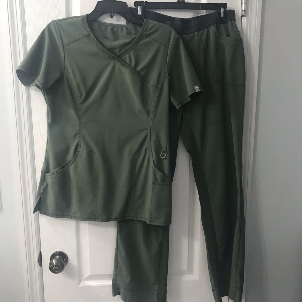 Olive Cherokee Infinity medium scrub set